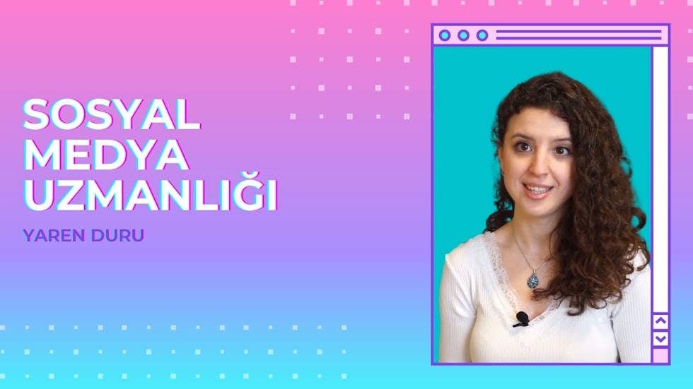 Kadın, yüzünde hoş bir ifadeyle açık mavi bir duvarın önünde duruyor. Üzerinde küçük siyah bir desen bulunan beyaz bir gömlek giymiş ve saçlarını düzgün bir topuz yapmış. Gözleri parlak ve dudakları sanki bir şey söyleyecekmiş gibi hafifçe ayrılmış. Sıcak bir şekilde gülümsüyor ve yanakları hafifçe kızarmış. Memnun ve fotoğraf çektirmeye hazır görünüyor. Duruşu rahat ve elleri yanlarında. Anın tadını çıkarıyor gibi görünüyor ve güzel bir hatırada yakalanmaya hazır.