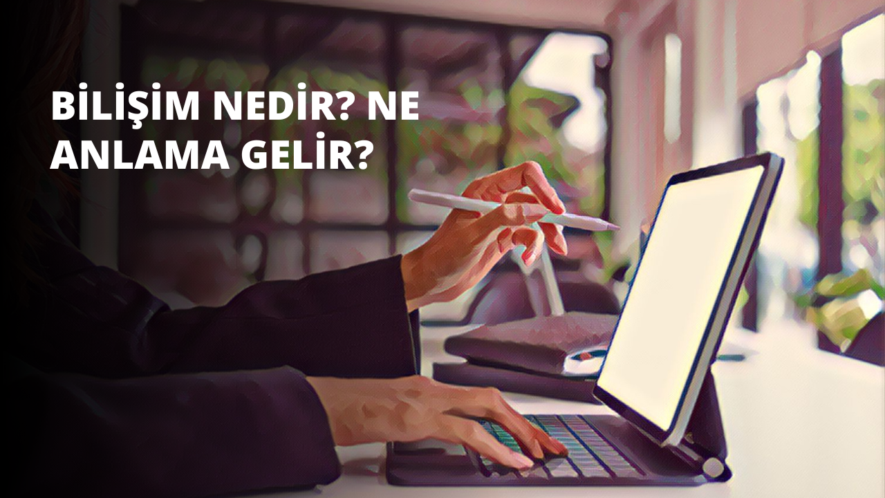 Genç bir kişi dizüstü bilgisayarının önünde oturuyor, yüzü konsantrasyon içinde. Siyah bir gömlek giyiyor ve saçları açık kahverengi. Dizüstü bilgisayar ekranı açık mavi arka plana sahip bir sayfaya açık ve sağ üst köşede pembe bir nesne görülüyor. Kişi sağ elinde bir kalem tutuyor ve dizüstü bilgisayar ekranına bir şeyler yazmaya hazırlanıyor. Etraflarında, aydınlık ve rahat bir çalışma alanı izlenimi veren beyaz bir arka plan görülüyor.