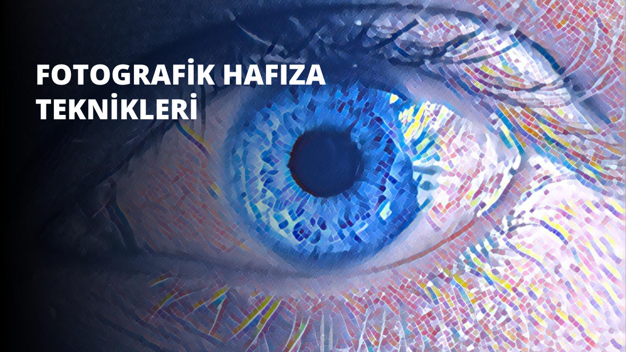 Bu mavi bir gözün yakın çekim görüntüsüdür. Göz uzun, koyu kirpiklerle çerçevelenmiş ve göz kapağı hafifçe aşağıya doğru kıvrılmış. Gözün kendisi parlak bir mavi tonunda ve merkezinde siyah bir gözbebeği var. İris mavinin daha açık bir tonuyla çevrilidir ve güzel bir kontrast oluşturur. Göz kapağı ve gözü çevreleyen alan soluk pembe renktedir. Göz, üzerinde hafifçe kavis yapan koyu bir kaşla çerçevelenmiş. Arka plan yumuşak ve odak dışıdır.