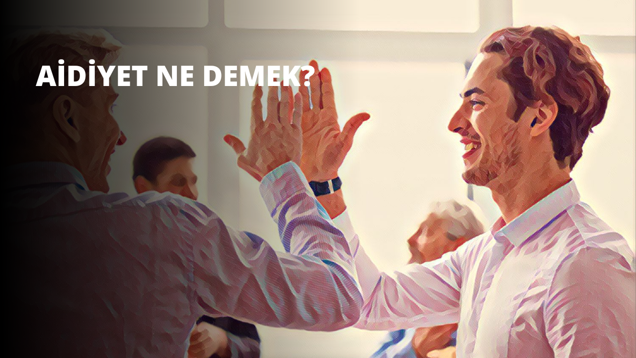 Her ikisi de yüzlerinde geniş bir gülümsemeyle iki adam karşı karşıya durmaktadır. Beyaz gömlek giyen adamlardan biri diğerine beşlik çakmak için elini uzatır. Gri gömlek giyen diğer adam da elini kaldırıp diğer adamın eliyle buluşarak bu jeste karşılık verir. Her ikisinin de elleri havada, temas etmek üzeredir. Arka plan bulanık ve odak dışı, biraz da mavi. Jest bir saniyede yakalanmış, neşe ve dostluğun anlık bir görüntüsü. Mutlu bir şekilde birbirlerine beşlik çakan iki adamın bu görüntüsü, arkadaşlığın getirdiği neşeyi ve karşılıklı saygıyı yansıtıyor.