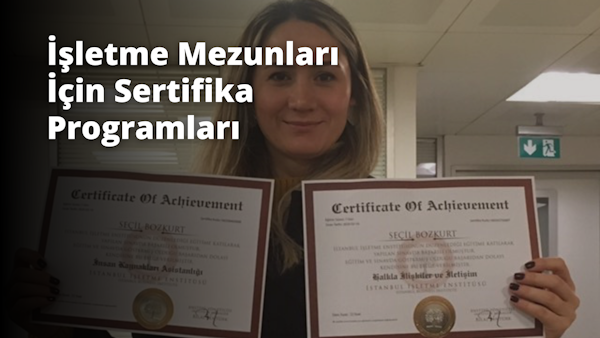 Resimde elinde iki sertifika tutan bir kadın görülüyor. Yüzünde, başarısından gurur duyduğunu gösteren mutlu bir ifade var. Beyaz bir üst ve siyah bir alt giymiştir. Saçları kısa ve düzgünce taranmış. Arkasında parlak beyaz bir duvar görünüyor. Sertifikaların her ikisi de beyaz ve siyah harflerle yazılmış ve her birinin köşesinde altın bir mühür var. Sertifikalar sanki yakın zamanda elden geçirilmiş gibi hafifçe buruşmuş. Kadın kameranın önünde duruyor, genişçe gülümsüyor ve sertifikalarını gururla tutuyor.