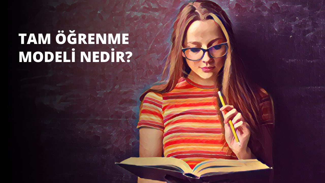 Resimde kitap okuyan bir kadın görülüyor. Gözleri sayfalara odaklanmış bir şekilde rahat bir pozisyonda oturuyor. Sol eli bir kalem tutarken, sağ eli kitabın kenarına dayanmış. Kitap metin içeren bir sayfaya kadar açık ve sayfalar hafif sarı bir renk tonuna sahip. Arka planda, sarı bir nesne tutan bir elin bulanık görüntüsü görülüyor. Kadın derin bir şekilde okumaya dalmış gibi görünüyor. Bakışları metinden hiç ayrılmayan kadın memnun ve rahat görünüyor.