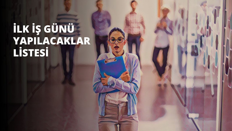 Bir grup insan elinde bir pano tutan bir kadının etrafında toplanmıştır. Mavi bir gömlek ve siyah bir pantolon giymiş olan kadının saçları arkadan bağlanmış. Ön plan biraz bulanık ama yüzü görülebiliyor. Kadının sağında bir adam durmakta ve o da elinde bir pano tutmaktadır. Görüntünün sağ alt köşesinde mavi bir panonun yakın çekimi görülüyor. Görüntünün arka planında bir kişinin bacağının, vücudunun ve elinin bulanık bir görüntüsü var. Kişinin yüzü de hafifçe bulanık. Görüntüdeki tüm insanların gözleri pano tutan kadına odaklanmış durumda.