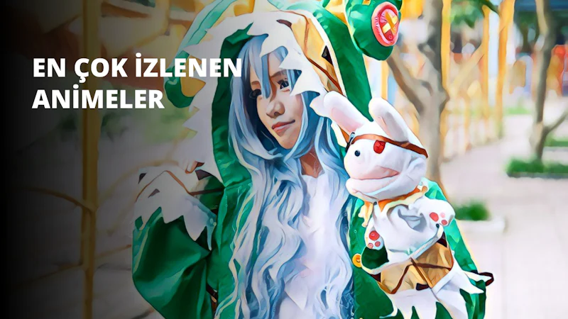 Yeşil ve beyaz bir giysi giyen bir kadın sandalyede oturuyor. Elleri kucağındadır ve kucağında pelüş bir hayvan tutmaktadır. Doldurulmuş hayvan beyazdır, siyah benekleri ve pembe bir burnu vardır. Kadının arkasındaki duvarda 'Hoş geldiniz' yazılı bir tabela var. Kadın memnun ve rahat görünüyor, çevresinin tadını çıkarıyor. Giysisinin kumaşı akıcı ve zariftir, ona muhteşem ve zarif bir görünüm verir. Odadaki ışık yumuşaktır, kadına ve giysisine huzurlu bir hava verir.