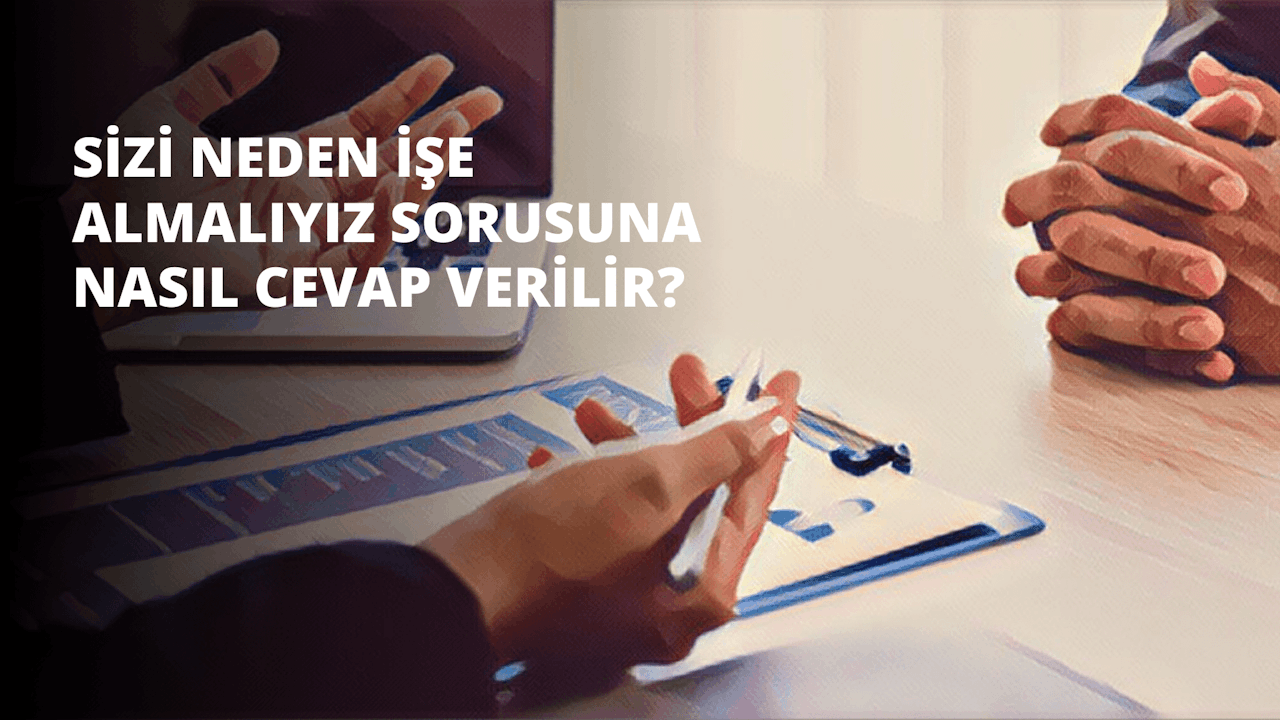 Bir kişi elinde siyah bir kalem tutmaktadır ve parmakları kalemin etrafında kıvrılmıştır. Kalem sağ elindedir ve işaret parmağı yukarı bakmaktadır. El bir masanın üzerinde durmakta ve kişinin başparmağı kalemi sabit tutmaktadır. Arka planda üzerinde beyaz bir 'O' harfi yazılı bir pano görülüyor. Masa koyu renkli ahşap bir malzemeden yapılmıştır ve kişinin diğer elinde bir kağıt parçası vardır. Kağıt ikiye katlanmıştır ve kişinin başparmağı kağıda bastırmaktadır. Kişinin gözleri kâğıda odaklanmıştır ve yüzünde kararlı bir ifade vardır.