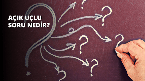 Canlı kırmızı bir yüzey üzerine beyaz tebeşirle çizim yapan bir elin yakından görünümü. Çizim bir dizi ok ve soru işareti içeriyor. Okların ucu sivri ve merkezden spiral bir şekilde uzanıyor. Soru işaretleri hafif kavisli bir şekle sahip olup ortadaki halka dışarıdaki iki halkadan daha büyüktür. Oklar ve soru işaretleri dikkatli ve hassas bir şekilde çizilmiştir, bu da onları yapan kişinin çalışmalarına büyük bir düşünce kattığını göstermektedir. Çizimin arkasındaki arka plan, çeşitli tonlar ve şekiller içeren parlak ve renkli bir tuvaldir.