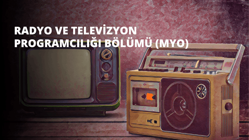 Yan yana duran iki elektronik bileşenin yakın çekimi gösterilmektedir. Solda siyah ekranlı ve birkaç bej kadranlı bir televizyon. Sağda ise siyah ekranlı ve bej renkli birkaç kadranı olan bir radyo. Ön planda, siyah bir konisi ve ortasında metal bir halkası olan bir hoparlörün yakın çekimi var. Arka planda, biri siyah beyaz ekranlı, diğeri grenli, turuncu ekranlı iki eski televizyon var. Radyonun sağında, birkaç parmaklığı olan bir tekerleğin bulanık bir görüntüsü var. Görüntünün sol alt köşesinde siyah zemin üzerinde beyaz bir 'O' harfi var. Onun üzerinde, kırmızı bir zemin üzerinde beyaz bir 'O' harfi vardır. Görüntünün sağ üst köşesinde, birkaç bej düğmenin bulunduğu bir ekranın yakın çekimi var. Altında, turuncu bir karenin bulanık bir görüntüsü var.