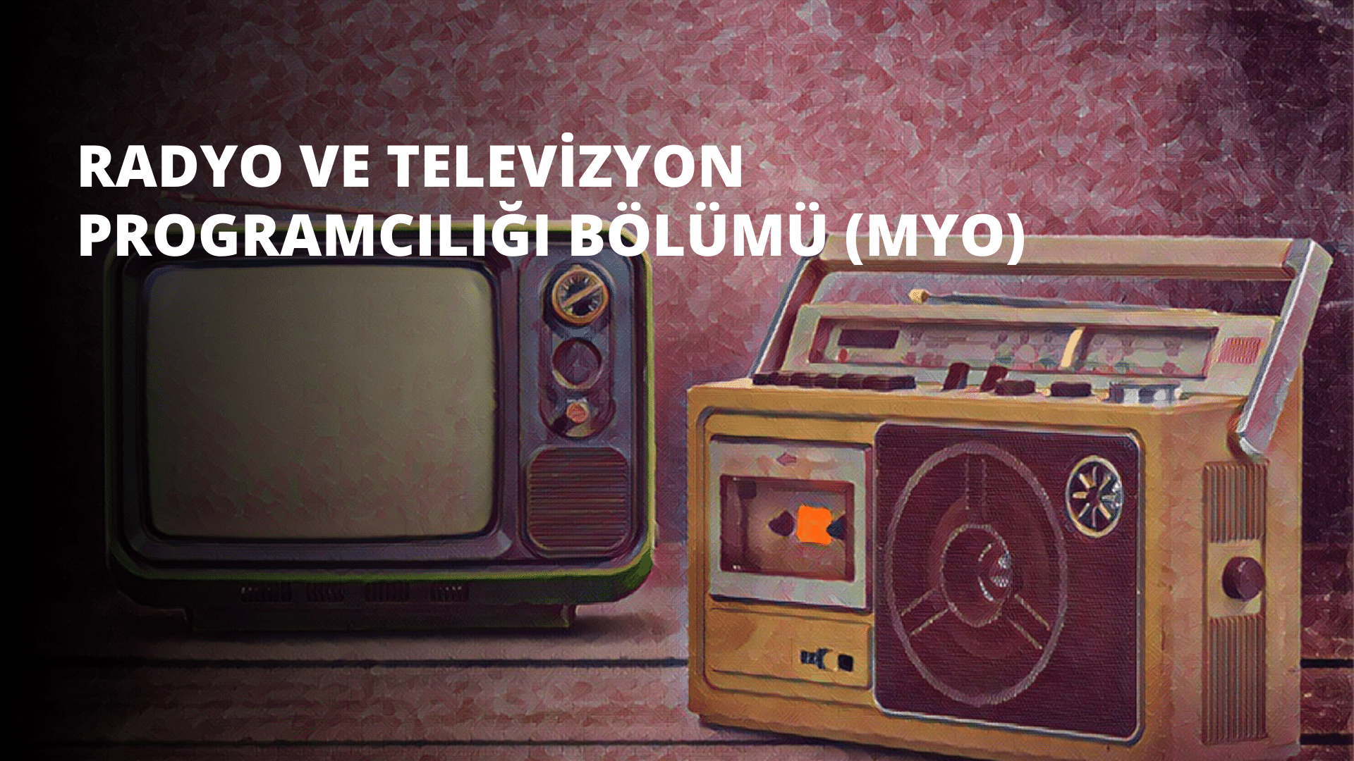 Yan yana duran iki elektronik bileşenin yakın çekimi gösterilmektedir. Solda siyah ekranlı ve birkaç bej kadranlı bir televizyon. Sağda ise siyah ekranlı ve bej renkli birkaç kadranı olan bir radyo. Ön planda, siyah bir konisi ve ortasında metal bir halkası olan bir hoparlörün yakın çekimi var. Arka planda, biri siyah beyaz ekranlı, diğeri grenli, turuncu ekranlı iki eski televizyon var. Radyonun sağında, birkaç parmaklığı olan bir tekerleğin bulanık bir görüntüsü var. Görüntünün sol alt köşesinde siyah zemin üzerinde beyaz bir 'O' harfi var. Onun üzerinde, kırmızı bir zemin üzerinde beyaz bir 'O' harfi vardır. Görüntünün sağ üst köşesinde, birkaç bej düğmenin bulunduğu bir ekranın yakın çekimi var. Altında, turuncu bir karenin bulanık bir görüntüsü var.