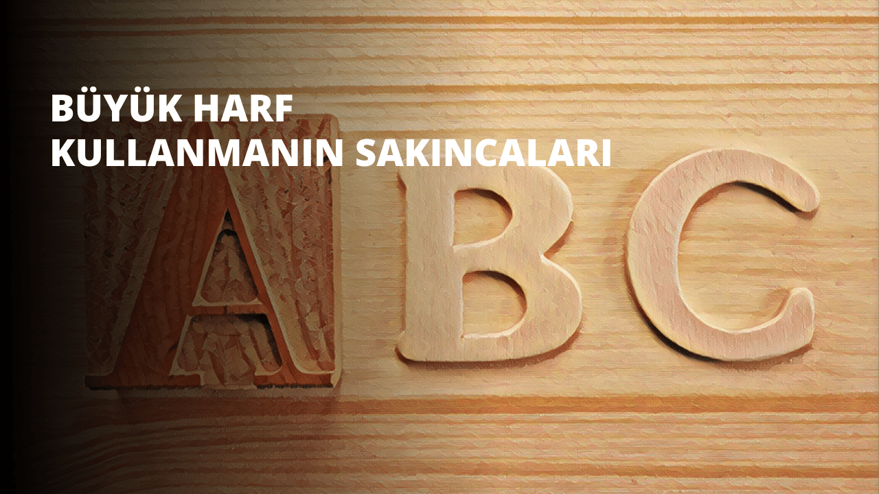 Bu, üzerinde oyulmuş bir 'C' harfi bulunan ahşap bir yüzeyin görüntüsüdür. 'C' harfi ahşaptan çok detaylı bir şekilde oyulmuştur. Harfin kenarları pürüzsüzdür ve oyma çizgileri kesindir. Harf açık renk bir arka plan üzerine yerleştirilmiştir ve harfin kenarlarında üç boyutlu bir görünüm veren hafif bir gölge vardır. Mektubun etrafındaki arka planın açık kahverengi olması, mektubun daha da öne çıkmasını sağlıyor. Harf diğer oyma ahşap harflerle çevrelenerek görüntüye bir doku ve derinlik hissi veriyor.