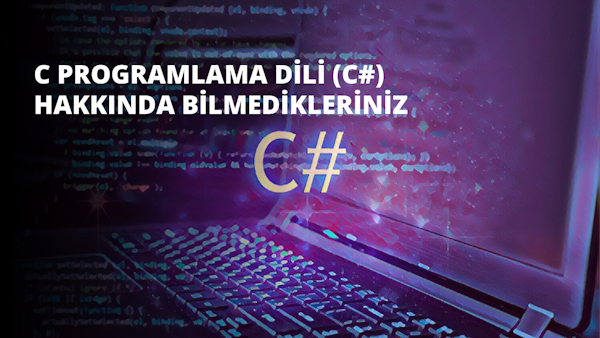 Bu görüntü bir bilgisayar klavyesinin yakın çekimini göstermektedir. Sağ üst köşesinde bir hashtag bulunan bir dizi beyaz tuş ile siyah bir arka plana sahiptir. Tuşlar standart harfler, rakamlar ve sembollerle geleneksel QWERTY düzeninde düzenlenmiştir. Tuşlar hafifçe yükseltilmiş ve klavyenin üst kısmında birkaç ek özel işlev tuşu bulunuyor. Klavye yepyeni görünüyor ve yumuşak bir ışıkla iyi aydınlatılmış. Standart bir masaüstü klavyesidir ve USB kablosu arkada belirgin bir şekilde görülebilir.