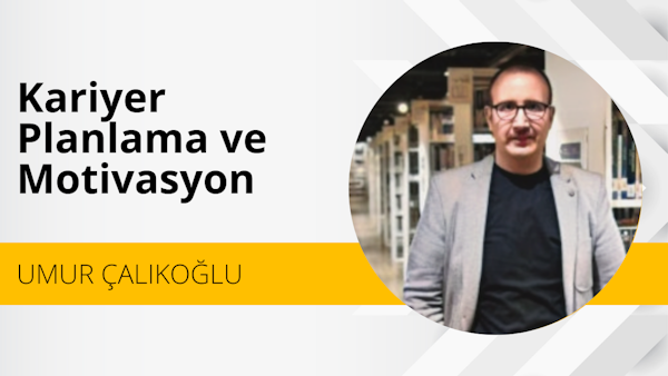Gözlüklü ve gri ceketli bir adam, üzerinde siyah yazılar olan sarı bir tabelanın önünde duruyor. Sola doğru bakmaktadır ve yüzünde bıyık vardır. Ceketinin altından siyah gömleği görünüyor ve göğsünde siyah beyaz bir logo var. Arka planda, beyaz zemin üzerine siyah harflerle yazılmış bir tabelanın yakın çekimi var. Adamın gözlükleri ışığı yansıtıyor ve saçları düzgünce taranmış. Gri ceketi vücuduna tam oturuyor ve sahne sakinlik hissiyle doluyor.