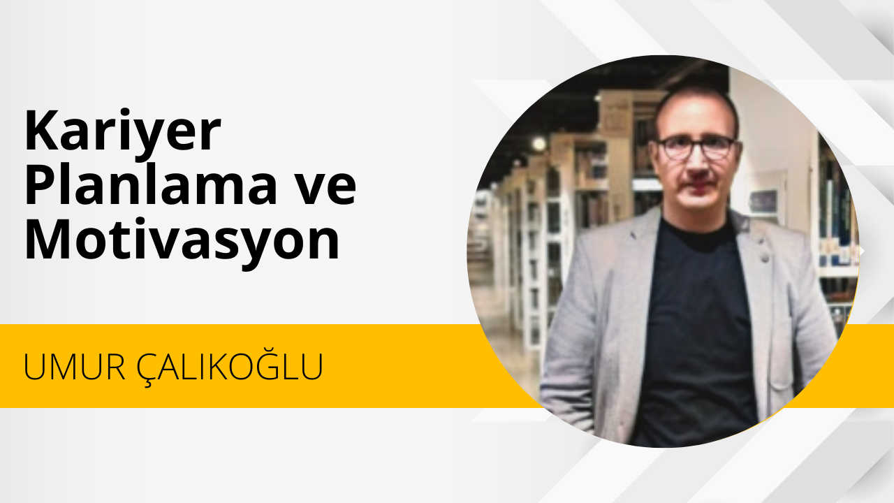 Gözlüklü ve gri ceketli bir adam, üzerinde siyah yazılar olan sarı bir tabelanın önünde duruyor. Sola doğru bakmaktadır ve yüzünde bıyık vardır. Ceketinin altından siyah gömleği görünüyor ve göğsünde siyah beyaz bir logo var. Arka planda, beyaz zemin üzerine siyah harflerle yazılmış bir tabelanın yakın çekimi var. Adamın gözlükleri ışığı yansıtıyor ve saçları düzgünce taranmış. Gri ceketi vücuduna tam oturuyor ve sahne sakinlik hissiyle doluyor.