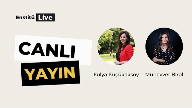 Kadrajın ortasında parlak kırmızı bir elbise giymiş bir kadın durmaktadır. Uzun saçları yüzünden geriye doğru toplanmış ve altında beyaz ve siyah puantiyeli bir bluz var. Ayrıca kırmızı bir ceket giymektedir. Sağında üzerinde siyah harfler olan beyaz bir tabela, solunda ise üzerinde sarı harfler olan siyah ve sarı bir tabela var. Kadın yüzünde kendinden emin ve kararlı bir ifadeyle sağa doğru bakmaktadır. Arka plan bulanık ve odak dışı.