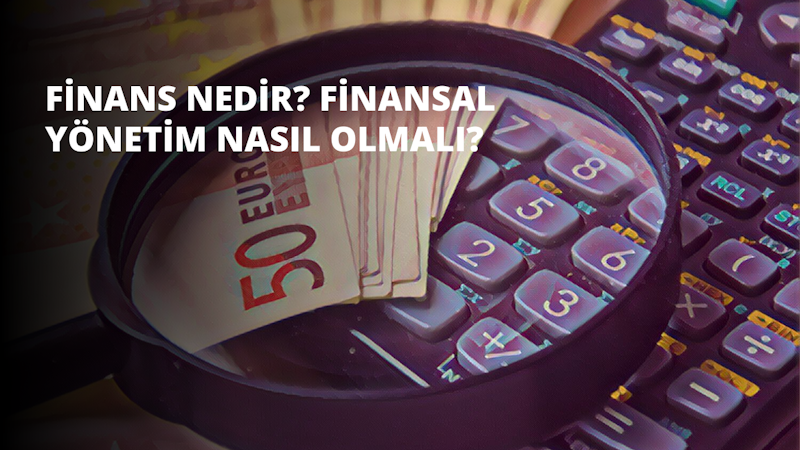 Bir hesap makinesinin üzerinde tutulan bir büyütecin yakın çekimi. Arka planda, çeşitli kupürlere ayrılmış bir yığın para vardır. Büyüteç, büyüteç tarafından aydınlatılan hesap makinesi düğmelerini incelemek için kullanılıyor. Para düzgün bir şekilde istiflenmiş, kağıt banknotlar bir tümsek oluşturuyor. Hesap makinesinin siyah bir kasası ve bir dizi rakam ve sembol gösteren yeşil bir ekranı vardır. Büyüteç, çerçevede de görülebilen beyaz bir elde tutulmaktadır.