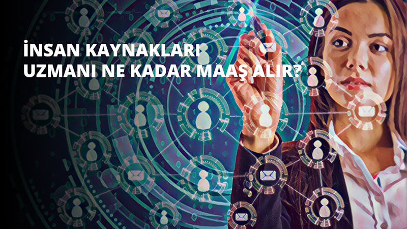 Sağ elinde kalem tutan bir kadının yakın çekimi. Bir bilgisayar ekranına doğru eğilmiş, eli monitörün üzerinde geziniyor. Gözleri odaklanmış, ekrana bir şeyler yazarken yüz ifadesi kararlı. Üzerinde gri bir gömlek vardır ve kahverengi saçları yüzünden geriye doğru taranmıştır. Ekranın ışığı etrafını aydınlatıyor, konsantrasyonunu ve işine olan bağlılığını vurguluyor. Sol kolu sandalyenin koluna dayanmış, eli kolçağı hafifçe kavrıyor. Arka plan bulanık ve odak dışıdır, bu da izleyicinin kadına ve kalemine odaklanmasını sağlar.