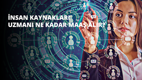 Sağ elinde kalem tutan bir kadının yakın çekimi. Bir bilgisayar ekranına doğru eğilmiş, eli monitörün üzerinde geziniyor. Gözleri odaklanmış, ekrana bir şeyler yazarken yüz ifadesi kararlı. Üzerinde gri bir gömlek vardır ve kahverengi saçları yüzünden geriye doğru taranmıştır. Ekranın ışığı etrafını aydınlatıyor, konsantrasyonunu ve işine olan bağlılığını vurguluyor. Sol kolu sandalyenin koluna dayanmış, eli kolçağı hafifçe kavrıyor. Arka plan bulanık ve odak dışıdır, bu da izleyicinin kadına ve kalemine odaklanmasını sağlar.