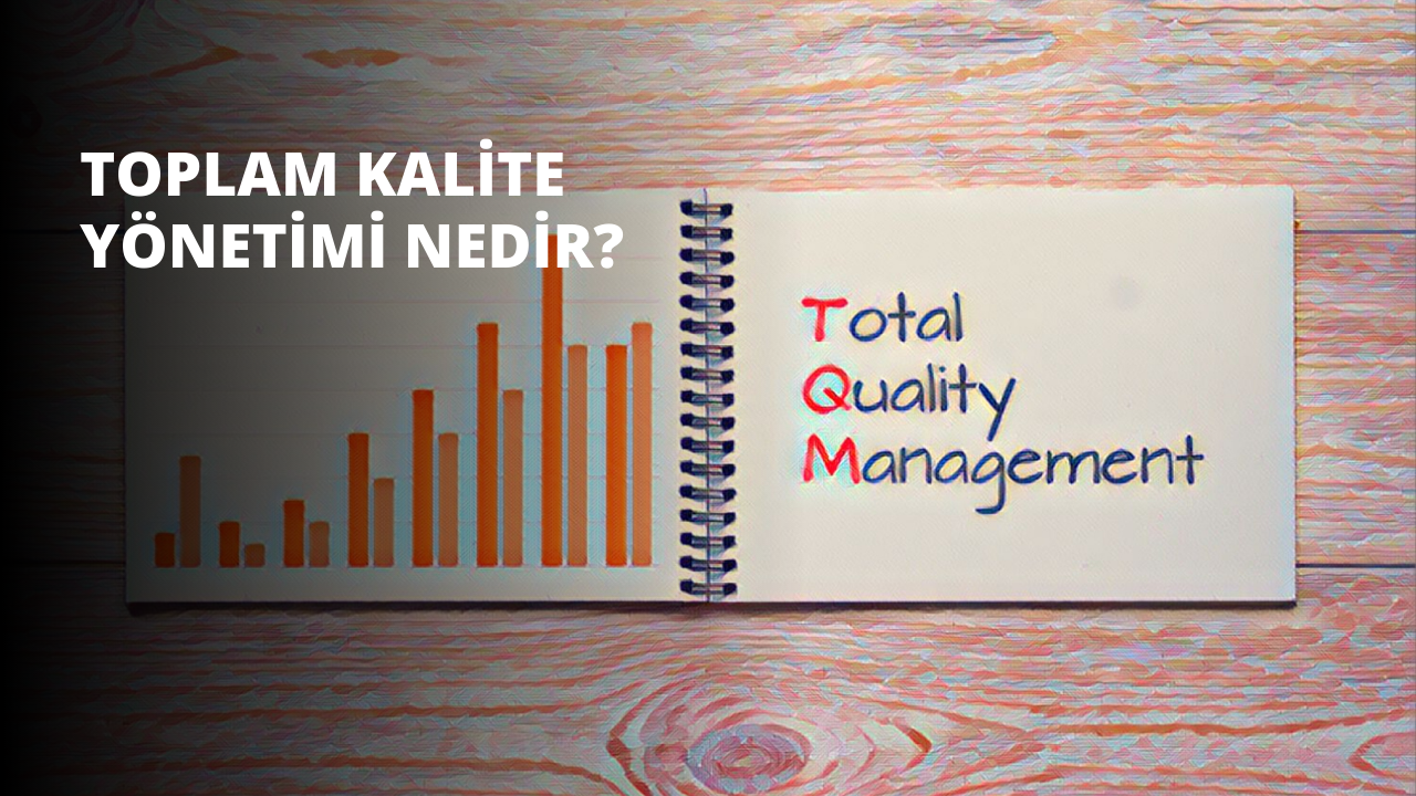 Beyaz bir yüzey üzerinde grafik içeren bir not defteri gösterilmektedir. Grafik, farklı veri kümeleri arasındaki ilişkiyi gösteren çeşitli şekil ve çizgilerden oluşan bir çubuk grafikten oluşmaktadır. Defterin sol üst köşesinde, beyaz zemin üzerinde çeşitli siyah harfler bulunan bir tabelanın yakın çekimi görülebilmektedir. Sayfanın ortasında siyah nesnelerden oluşan bir çizgi ve bunun sağında renkli bir daire görülüyor. Sağ alt köşede, çeşitli renk ve şekillerle bir resmin yakın çekimi görülebilir. Son olarak, sağ üst köşede bir kişinin yüzünün bulanık bir görüntüsü görülmekte ve yüz hatlarının seçilmesi zorlaşmaktadır.