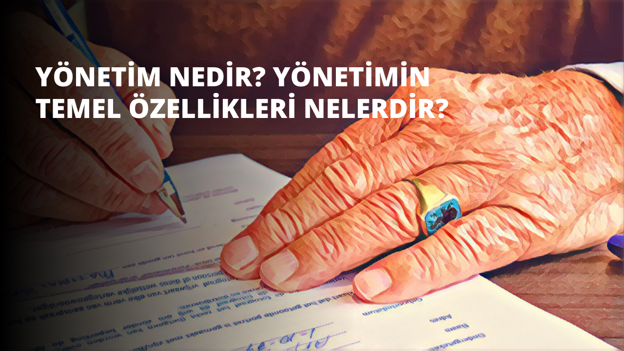 Takım elbise giyen bir adam masada oturmuş bir belgeyi imzalıyor. Sağ eli bir kalem tutuyor ve sol eli bir yüzükle süslenmiş. Belgeye odaklanmıştır ve yüzünde ciddi bir ifade vardır. Arka plan, birkaç raf ve dolabın göründüğü iyi aydınlatılmış bir odadır. İmzaladığı belgenin üzerinde bir metin var ama ne yazdığı belli değil. Arka planda bir sandalye var, bu da odada başka birinin daha olabileceğini gösteriyor. Adam rahat bir pozisyonda oturuyor ve konsantrasyonu açıkça görülüyor.