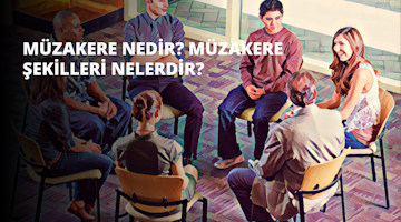 Bir grup insan sandalyelerde oturuyor ve hepsi aynı yöne bakıyor. Ön planda, sol tarafta bir sandalyede oturan, siyah gömlek ve mavi kot pantolon giymiş bir adam var. Sağında mavi gömlekli ve gri pantolonlu bir kişi, o da sandalyede oturuyor. Arka planda beyaz gömlek ve siyah pantolon giymiş, sandalyede oturan ve elleri kucağında olan bir kadın var. Daha geride, yeşil gömlekli ve siyah pantolonlu bir başka kişi ve onların arkasında sandalyelerde oturan başka bir grup insan var. Görüntünün en sağ köşesinde bir sandalyenin yakın çekimi ve solunda uzun saçları sırtından aşağı dökülen gülümseyen bir kadın var. Görüntüdeki tüm insanlar ileriye bakıyor, bu da ilginç ve büyüleyici bir sahne oluşturuyor.