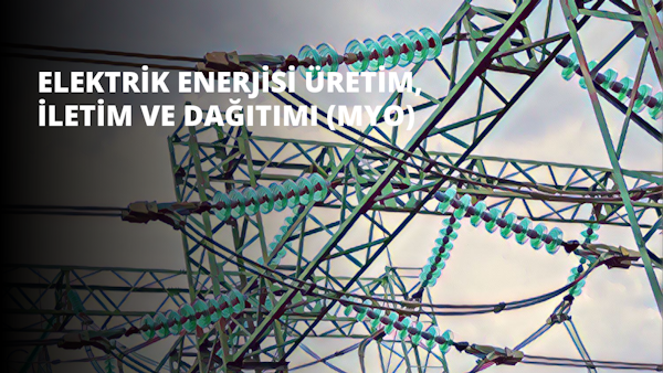 Bir elektrik hattının bu yakın çekim görüntüsünde havada asılı duran tek bir tel ve ondan aşağı doğru uzanan birden fazla başka tel görülüyor. Teller sıkıca dizilmiş ve arka planda parlak mavi bir gökyüzü görülüyor. Tel kalın ve grimsi bir renk tonuna sahip gibi görünüyor. Görüntünün alt kısmında, etrafı birkaç küçük metal parçasıyla çevrili metal bir direğe bağlı. Direk çimenli bir arazide duruyor ve uzakta birkaç ağaç görülüyor. Sahne huzurlu ve izole edilmiş ve elektrik hattı mavi gökyüzüne karşı öne çıkıyor.