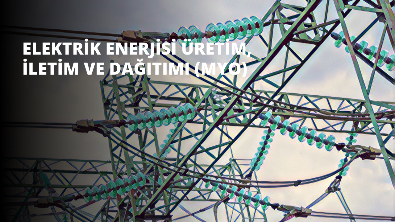 Bir elektrik hattının bu yakın çekim görüntüsünde havada asılı duran tek bir tel ve ondan aşağı doğru uzanan birden fazla başka tel görülüyor. Teller sıkıca dizilmiş ve arka planda parlak mavi bir gökyüzü görülüyor. Tel kalın ve grimsi bir renk tonuna sahip gibi görünüyor. Görüntünün alt kısmında, etrafı birkaç küçük metal parçasıyla çevrili metal bir direğe bağlı. Direk çimenli bir arazide duruyor ve uzakta birkaç ağaç görülüyor. Sahne huzurlu ve izole edilmiş ve elektrik hattı mavi gökyüzüne karşı öne çıkıyor.