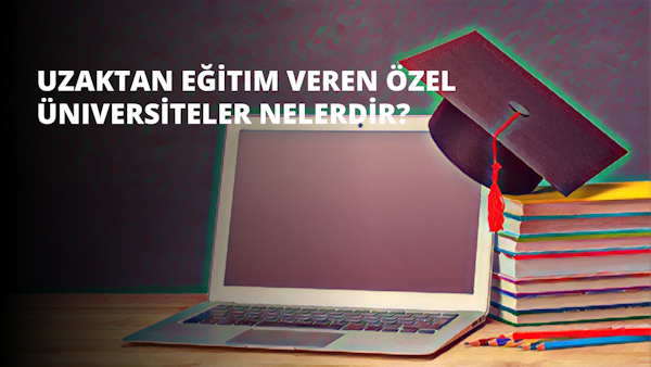 Mezuniyet kepli bir dizüstü bilgisayar ahşap bir masanın üzerinde duruyor. Dizüstü bilgisayar hafifçe eğilmiş ve bir klavye ile beyaz bir kalemlik ortaya çıkmış. Mezuniyet kepi laciverttir ve kırmızı beyaz çizgili bir püskülü vardır. Kep dizüstü bilgisayarın ortasına yerleştirilmiştir ve altında birkaç kitap istiflenmiştir. Dizüstü bilgisayarın üzerinde bir grup boya kaleminin bulanık bir görüntüsü ve dizüstü bilgisayarın sağında birkaç kitabın bulanık bir görüntüsü yer alıyor. Görüntü beyaz bir arka planla çerçevelenmiştir.