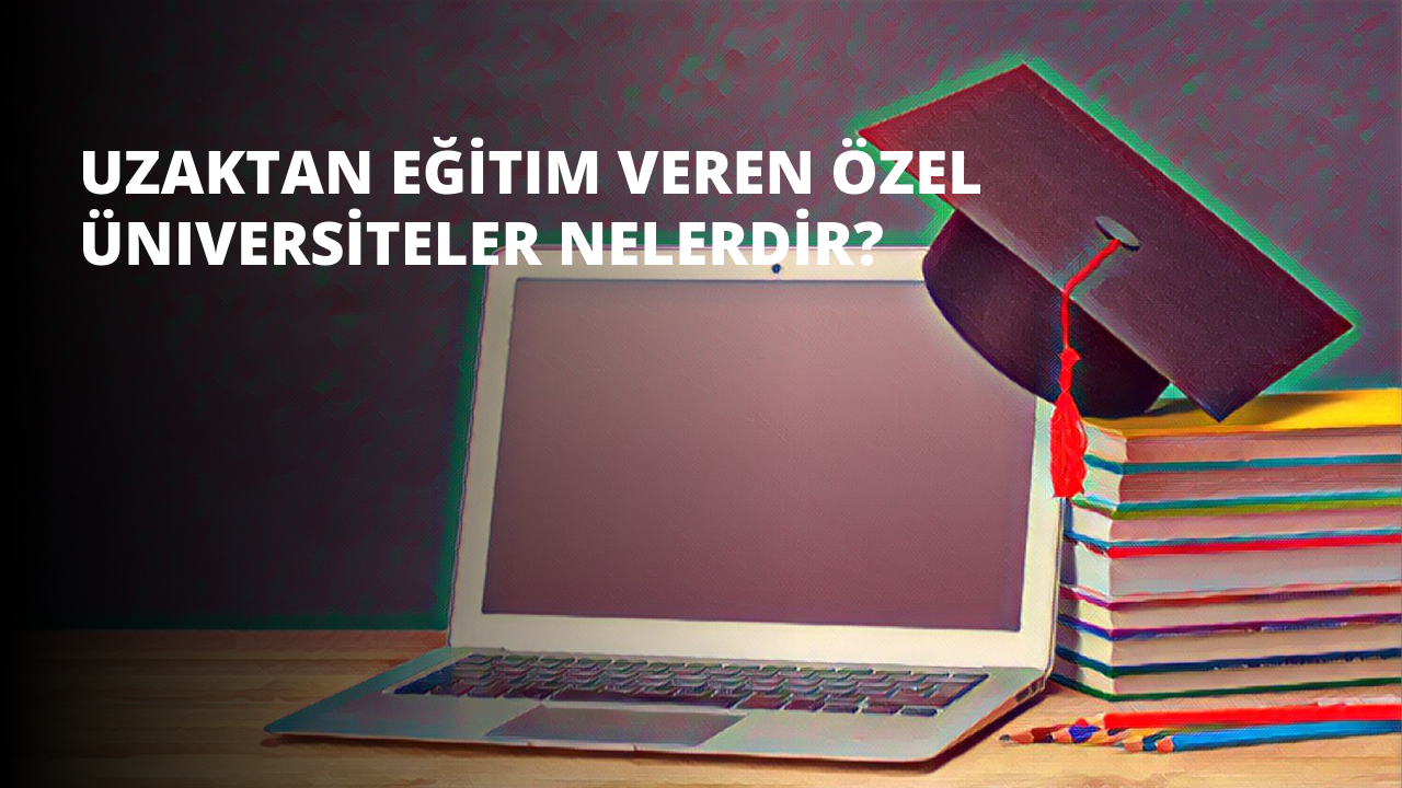 Mezuniyet kepli bir dizüstü bilgisayar ahşap bir masanın üzerinde duruyor. Dizüstü bilgisayar hafifçe eğilmiş ve bir klavye ile beyaz bir kalemlik ortaya çıkmış. Mezuniyet kepi laciverttir ve kırmızı beyaz çizgili bir püskülü vardır. Kep dizüstü bilgisayarın ortasına yerleştirilmiştir ve altında birkaç kitap istiflenmiştir. Dizüstü bilgisayarın üzerinde bir grup boya kaleminin bulanık bir görüntüsü ve dizüstü bilgisayarın sağında birkaç kitabın bulanık bir görüntüsü yer alıyor. Görüntü beyaz bir arka planla çerçevelenmiştir.