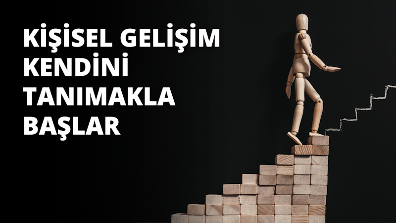 Bu resim ahşap bloklardan yapılmış bir merdivenin üzerinde duran ahşap bir figürü göstermektedir. Figür ayakta durmakta, bir kolunu uzatmış ve merdivenlerden yukarı çıkıyormuş gibi görünmektedir. Arka plan düz siyahtır ve üzerine beyaz bir metin serpiştirilmiştir. Merdivenlerin alt kısmında, görüntünün geri kalanından sıyrılan karmaşık detaylara sahip bir logo var. Resmin sol tarafında, siyah bir arka plan üzerinde iki beyaz harf var. Resmin sağ tarafında ise siyah zemin üzerinde bir beyaz harf yer alıyor. Figür arka plandan sıyrılıyor ve görselin renkleri ilginç bir kontrast yaratıyor. Genel olarak bu görsel, ahşap bir figürün beyaz metinli siyah bir arka plana karşı ahşap bloklardan yapılmış bir merdivenden yukarı yolculuğunu tasvir etmektedir.