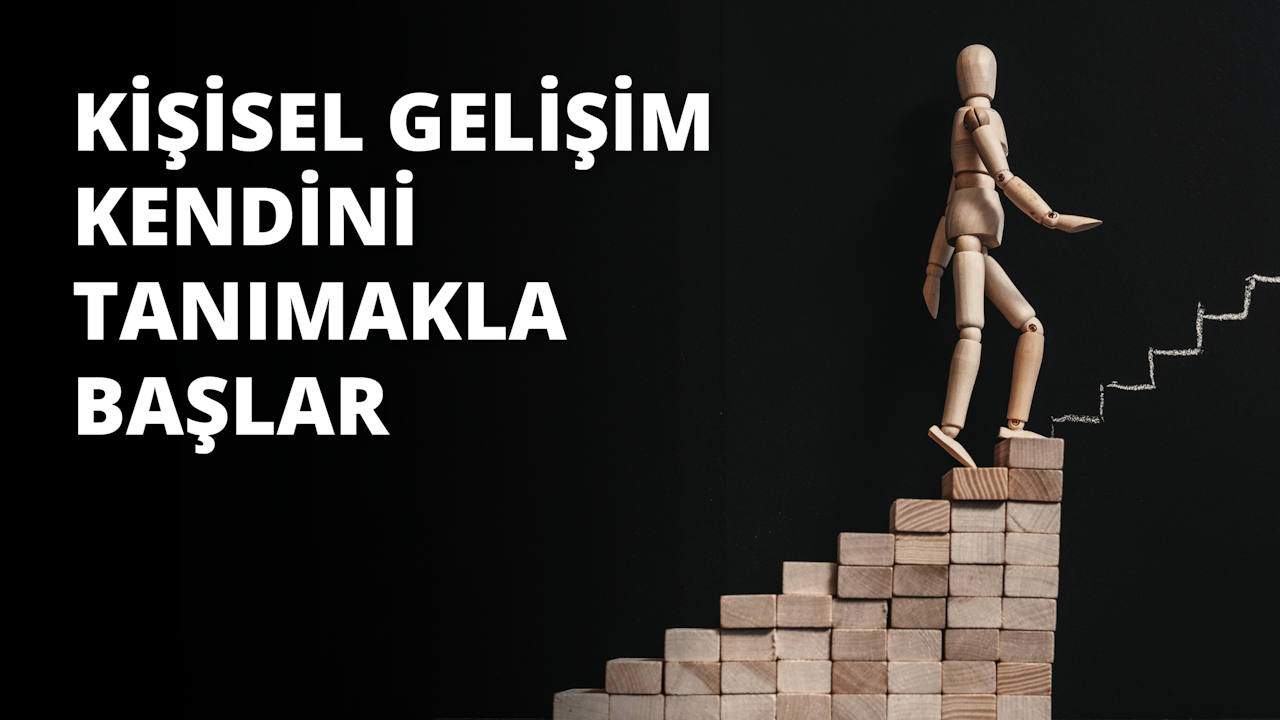 Bu resim ahşap bloklardan yapılmış bir merdivenin üzerinde duran ahşap bir figürü göstermektedir. Figür ayakta durmakta, bir kolunu uzatmış ve merdivenlerden yukarı çıkıyormuş gibi görünmektedir. Arka plan düz siyahtır ve üzerine beyaz bir metin serpiştirilmiştir. Merdivenlerin alt kısmında, görüntünün geri kalanından sıyrılan karmaşık detaylara sahip bir logo var. Resmin sol tarafında, siyah bir arka plan üzerinde iki beyaz harf var. Resmin sağ tarafında ise siyah zemin üzerinde bir beyaz harf yer alıyor. Figür arka plandan sıyrılıyor ve görselin renkleri ilginç bir kontrast yaratıyor. Genel olarak bu görsel, ahşap bir figürün beyaz metinli siyah bir arka plana karşı ahşap bloklardan yapılmış bir merdivenden yukarı yolculuğunu tasvir etmektedir.