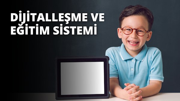 Gözlüklü genç bir çocuk kameraya gülümsüyor. Ağzının yakın çekiminde dişleri görülebiliyor. Kulağı da yakın planda görülmektedir. Arka planda beyaz ekranlı siyah dikdörtgen bir cihaz ve beyaz harflerle siyah beyaz bir tabela vardır. Çocuk neşeli bir ifadeyle doğrudan kameraya bakıyor, yüzünde güneş parlıyor. Lacivert bir gömlek giymiştir ve gözleri taktığı gözlüklerle vurgulanmaktadır. Koyu renk saçları düzgünce taranmış ve yüzünde mutlu, memnun bir ifade var.
