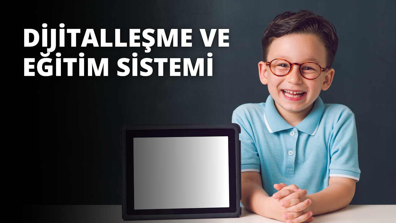 Gözlüklü genç bir çocuk kameraya gülümsüyor. Ağzının yakın çekiminde dişleri görülebiliyor. Kulağı da yakın planda görülmektedir. Arka planda beyaz ekranlı siyah dikdörtgen bir cihaz ve beyaz harflerle siyah beyaz bir tabela vardır. Çocuk neşeli bir ifadeyle doğrudan kameraya bakıyor, yüzünde güneş parlıyor. Lacivert bir gömlek giymiştir ve gözleri taktığı gözlüklerle vurgulanmaktadır. Koyu renk saçları düzgünce taranmış ve yüzünde mutlu, memnun bir ifade var.