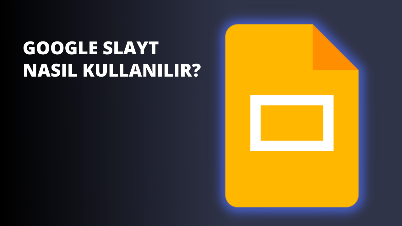 Bu fotoğraf, üzerinde iki beyaz dikdörtgen bulunan sarı bir klasörü göstermektedir. Arka plan siyahtır ve görüntünün üst kısmında beyaz bir metin vardır. Sarı klasör dikdörtgen şeklindedir ve üst kısmında beyaz bir dikdörtgen ve onun altında ikinci bir beyaz dikdörtgen vardır. Ayrıca fotoğrafın sağ üst köşesinde beyaz bir dikdörtgen ile sarı ve mavi bir kare bulunmaktadır. Dikdörtgenin etrafı beyaz bir kenarlıkla çevrilidir. Fotoğrafın sağ alt köşesindeki sarı ve beyaz dikdörtgen de beyaz bir kenarlıkla çevrelenmiştir. Fotoğrafta renklerden şekillere ve metne kadar pek çok ayrıntı var. Sarı klasörün ve beyaz dikdörtgenlerin renkleri siyah arka plan ve beyaz metinle güzel bir kontrast oluşturuyor.