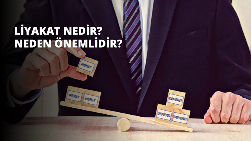 Takım elbiseli ve kravatlı bir adam, iki küçük ahşap bloğu bir terazi üzerinde dengede tutarken görülüyor. Bloklar açık kahverengi renkte ve kenarları kullanımdan dolayı hafifçe aşınmış görünüyor. Adam doğrudan teraziye bakıyor, ifadesi odaklanmış ve niyetli. Terazi basit, ince bir metal çubukla birbirine bağlanmış iki metal plakadan oluşuyor. Arka plan, odanın ışığının yansıdığı düz bir ahşap yüzey. Tüm sahne tek bir yumuşak beyaz ışık kaynağıyla aydınlatılmış. Görüntü, adamın yüzünü ve blokların ayrıntılı dokusunu gösteren yakın bir açıdan çekilmiştir.