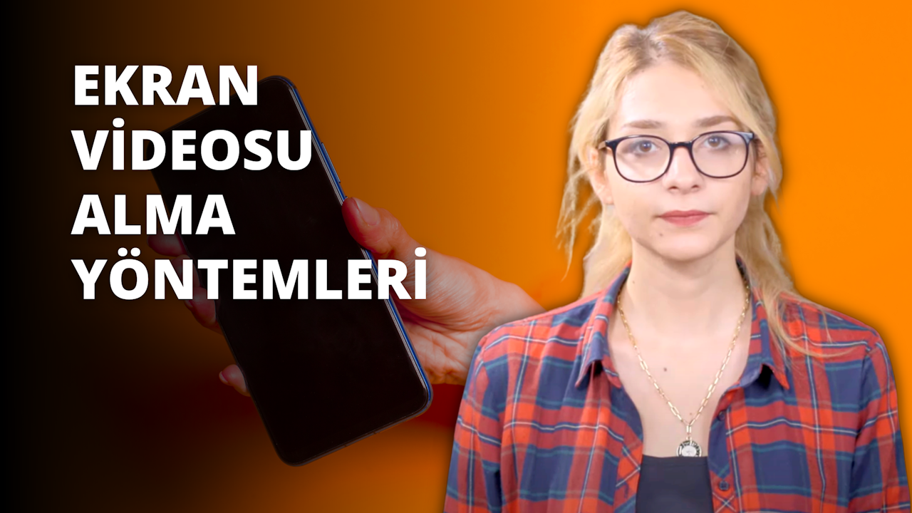 Gözlüklü ve beyaz gömlekli bir kadın elinde modern bir cep telefonu tutuyor. Gözleri telefonun ekranına odaklanmıştır ve sol üst köşede siyah zemin üzerinde beyaz bir 'o' harfi vardır. Sarı saçları ve boynunda ışıltılı taşlı bir kolyesi var. Gözlükleri yüzünü çerçeveliyor ve uzun tırnakları açık pembeye boyanmış. İfadesi nötr ve düşünceli olduğunu gösteriyor. Görüntüdeki tek ışık kaynağı olan telefon yüzünü aydınlatıyor.