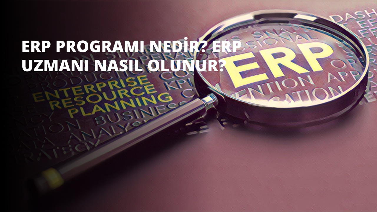 Ahşap bir masanın üzerinde bir büyüteç görülüyor. Siyah bir sapı ve beyaz bir zemin üzerindeki metni büyüten yuvarlak bir cam merceği vardır. Metin siyah bir yazı tipiyle yazılmıştır ve sağ tarafında görünür bir girinti vardır. Büyütecin kenarları kavislidir. Masanın üstü kahverengi lekeli ve birkaç görünür çizik var. Arka plan düz beyaz bir duvardır ve çerçevede başka hiçbir nesne yoktur. Aydınlatma doğaldır ve sol üst köşeden bir ışık kaynağı gelmektedir.