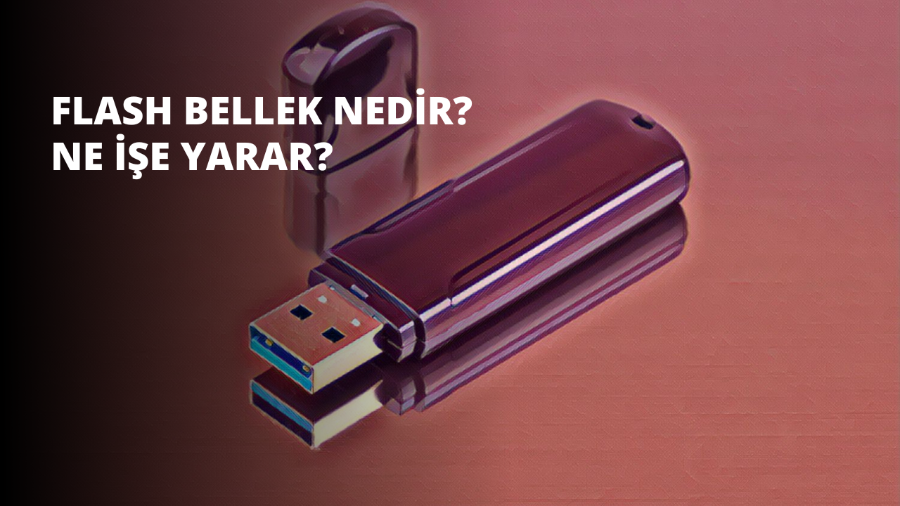 Bir USB belleğin yakın çekimi, içine bir kart yerleştirilmiş bir USB flash sürücüyü gösteriyor. Kart dikdörtgen şeklindedir ve köşeleri yuvarlatılmış bir kutunun bilgisayarda oluşturulmuş bir görüntüsüne sahiptir. USB belleğin altın renkli bir üst kısmı ve siyah plastik bir gövdesi vardır ve kart tarafından çevrelenmiştir. Arka plan, açık gri arka plana sahip bir bilgisayar ekranının yakın çekimidir ve beyaz renkte çeşitli metinler görüntülenmektedir. USB sürücü iyi aydınlatılmış ve ön planda durmaktadır.