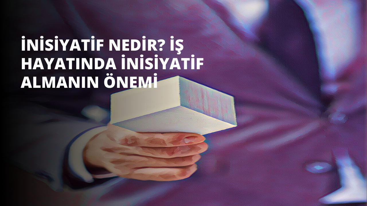 Dikdörtgen bir kutu tutan bir insan elinin yakın plan görüntüsü. Kutu beyaz renkte ve bir kenarı boyunca mavi bir şerit uzanıyor. Elin parmakları kutuyu sıkıca kavrıyor ve kutu vücuda yakın tutuluyor. Elin ve kutunun arkasındaki arka plan bulanık ve odak dışı. Kutunun kenarı keskin ve belirgin, kutuyu mükemmel ayrıntılarla gösteriyor. Sahnenin ışığı hafif sarıdır ve sıcak bir atmosfer sağlar. Kutu sağlam görünüyor, görünür bir kırışıklık ya da katlanma yok.