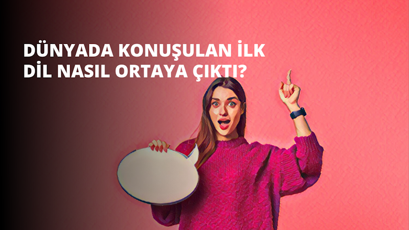 Bir kadın beyaz bir fonun önünde duruyor ve elinde büyük, sarı bir tabela tutuyor. Yüz ifadesi kararlı ve ciddi, gözleri uzaktaki bir şeye odaklanmış. Ağzı hafifçe açık ve kahverengi saçları geriye doğru toplanmış, yüzünü ortaya çıkarıyor. Mavi bir gömlek ve siyah bir pantolon giymiştir. Elindeki tabelada büyük siyah blok harflerle bir mesaj yazıyor.