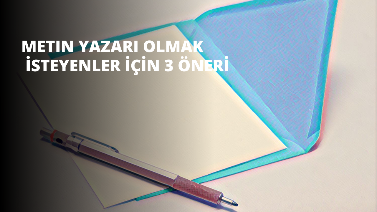 Beyaz bir kalem pürüzsüz, sarı renkli bir kağıt yüzey üzerinde durmaktadır. Metal ucu yukarı bakıyor ve kalemin kendisi kameraya dönük. Arka plan odak dışıdır ve kalem görüntünün ana odağıdır. Kağıt hafifçe kırışmış gibi görünüyor ve kalem kağıdın sürtünmesiyle yerinde tutuluyor. Kağıdın dokusu görülebiliyor ve kalem keskin bir şekilde odakta. Kalem ve kağıdın renkleri kontrast oluşturarak kalemin öne çıkmasını sağlıyor. Kalem ortasından tutulur ve kalemin ucu kavislidir, bu da ona benzersiz bir şekil verir.