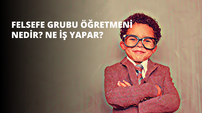 Koyu renkli bir takım elbise ve gözlük takmış genç bir çocuk dik bir duruş sergiliyor. Saçları bakımlı ve geriye doğru taranmış, taktığı gözlükler dikdörtgen şeklinde. Yüzünde ciddi bir ifadeyle dosdoğru karşıya bakıyor. Arka plan bulanık ve odak dışı, ama üzerinde bir tabela olan bir duvar gibi görünüyor. İşaret okunaklı değil ama birkaç kelimeyi seçmek mümkün. Çocuğun kıyafeti bir kravatla tamamlanmış, ancak kravat bulanık ve sadece küçük bir kısmı görülebiliyor.