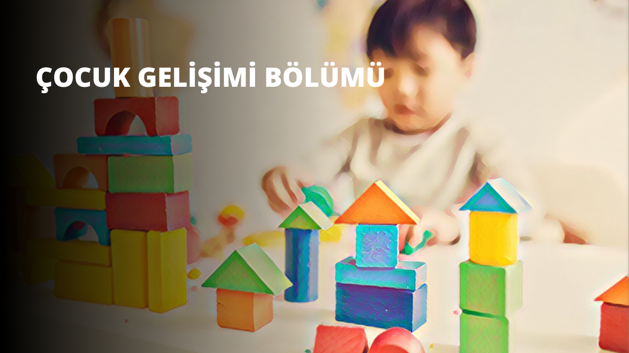 Küçük bir çocuk renkli bir blok setiyle oynuyor. Bloklar çeşitli şekil ve boyutlardadır ve renkleri parlak ve canlıdır. Yeşil kenarlıklı kırmızı bir kare, yeşil bir üçgen, sarı ve yeşil bir küp ve bloklardan oluşan bir yığın var. Arka planda, yeşil bir duvarın üzerinde kırmızı ve mavi bir nesne var. Kırmızı ve beyaz bir nesnenin yakın çekimi görülüyor ve uzakta kırmızı bir kutunun bulanık bir görüntüsü görülebiliyor. Bir oyuncağın yakın çekimi de görülebiliyor. Çocuk mutlu görünüyor ve bloklarla oynayarak ve renkli dünyasını keşfederek faaliyetlerine katılıyor.