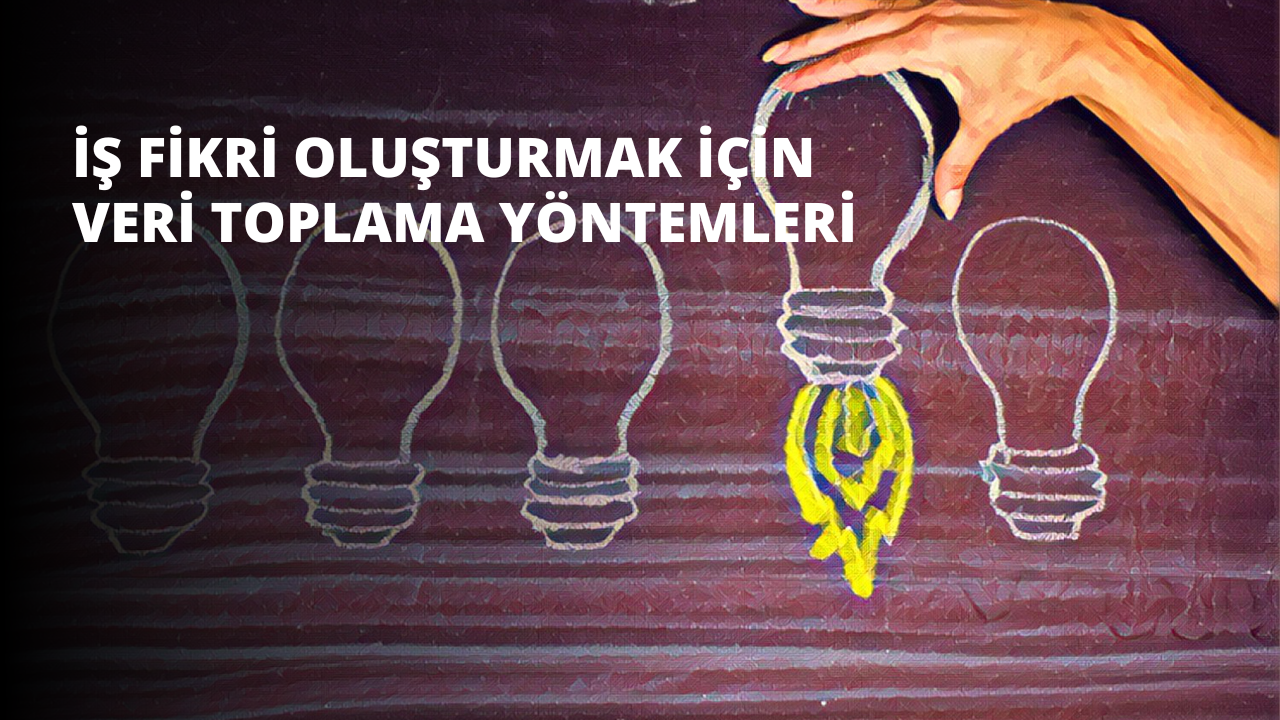 Bir kişi, ucunda ampul olan bir ipi tutarken görülüyor. El, uzun parmaklar ve küçük bir bilek ile ayrıntılı olarak çizilmiştir. Ampul, ip altta bir yığın ampule doğru uzanırken elinde nazikçe tutulmaktadır. Tüm ampuller farklı şekil ve boyutlarda olup sanatsal bir şekilde düzenlenmiştir. Ampulün ışığıyla aydınlanmış gibi görünen el, karanlık arka plana karşı öne çıkıyor. Renkler sessiz ve atmosfer huzurlu.