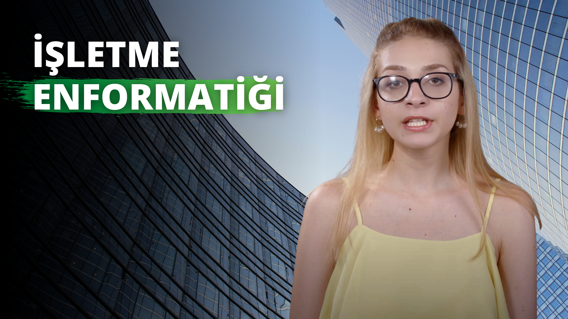 Gözlüklü ve parlak sarı gömlekli bir kadının yakın çekimi. Omuz hizasında kahverengi saçları, sıcak bir gülümsemesi ve yana bakan gözleri var. Gömleğinin kısa kolları, hafif açık yakası ve sol tarafında küçük bir cebi vardır. Arkasında mavi bir ızgara var, birçok küçük dikdörtgen ve kare düzgün bir şekilde düzenlenmiş. Arka planda beyaz harflerle yeşil bir tabela var ve bir kişinin gözleri ve ağzı yakından görülebiliyor. Resmin sol alt köşesinde, karmaşık bir penceresi ve birkaç balkonu olan bir binanın yakın çekimi yer alıyor. Görüntü genel olarak sakin bir tefekkür ve rahatlama anını yakalıyor.