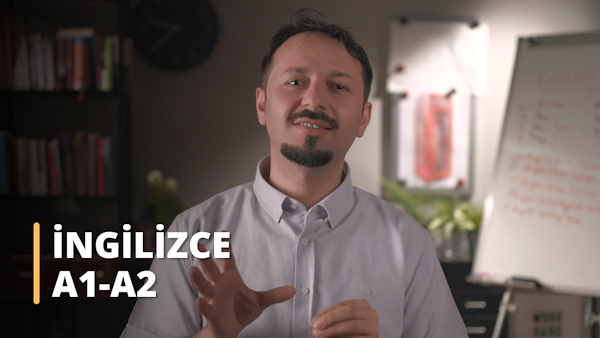 8K çözünürlükte, Canon sinema kamerasıyla çekilmiş İngilizce A1-A2 eğitimini veren gömlekli erkek akademisyen, tahtada ders anlatırken. Bu kapak görseli, temel İngilizce becerilerinin öğretildiği bir eğitimi temsil eder.
