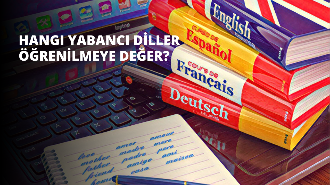 Masanın üzerinde oturan bir dizüstü bilgisayar ve onun üzerine dikkatlice yerleştirilmiş bir grup kitap. Görüntünün ön planına siyah klavyeli gümüş renkli dizüstü bilgisayar hakim. Dizüstü bilgisayarın sol tarafında, arkada mavi bir tane olmak üzere farklı boyut ve renklerde birkaç kitap var. Dizüstü bilgisayarın ekranında metin görüntüleniyor. Dizüstü bilgisayarın sağ tarafında, her ikisi de siyah renkli olan bir not defteri ve bir damga var. Resmin arka planı düz beyaz bir duvardır. Sonuç olarak görsel, üzerinde bir grup kitap bulunan bir dizüstü bilgisayarı, dizüstü bilgisayarın yanında bir not defteri ve bir damga ile birlikte sunmaktadır.