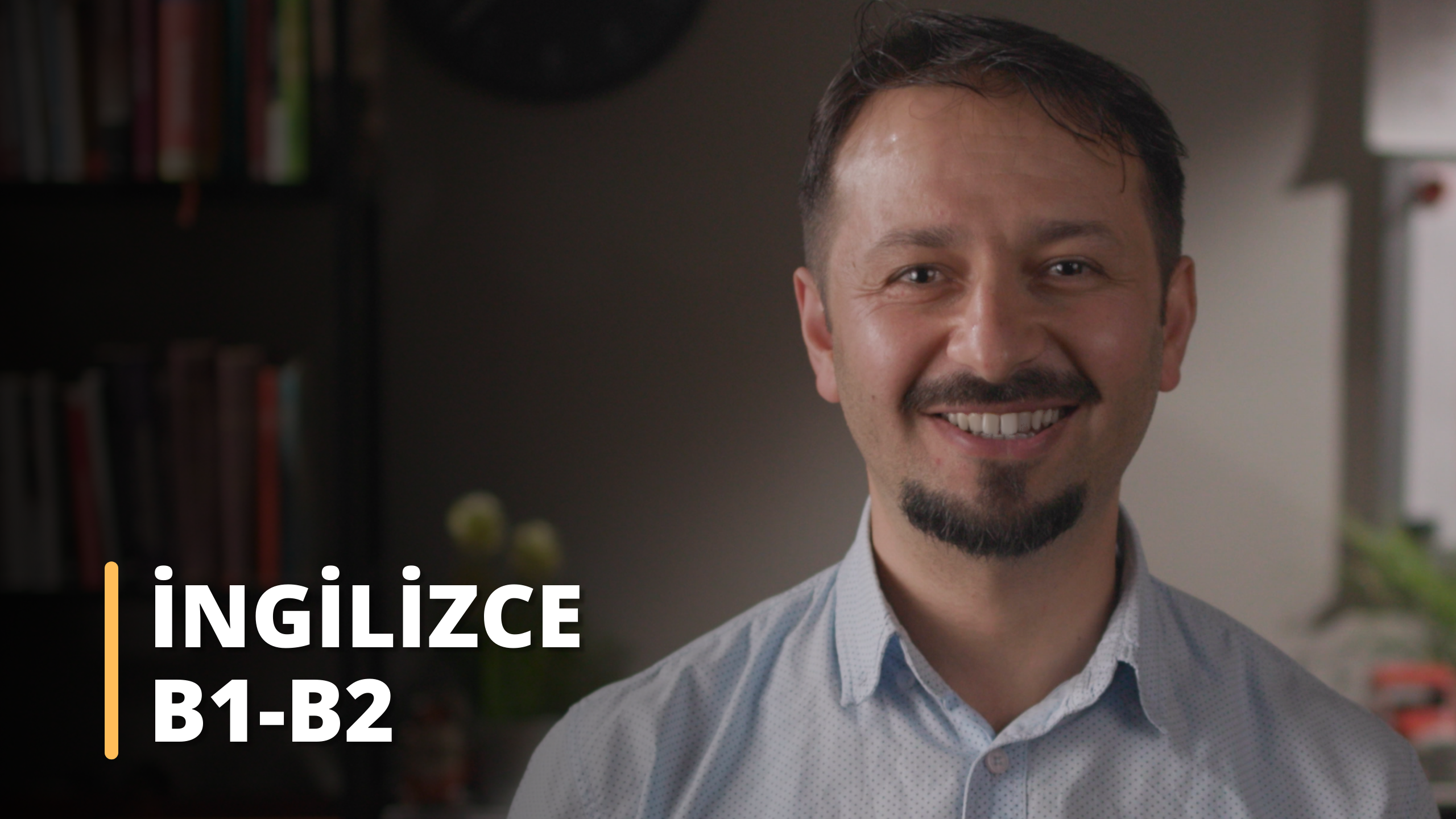 Bu resimde mutlu bir şekilde gülümseyen bir adam görülüyor. Kendinden emin ve gururlu görünüyor, sanki bu İngilizce kursuna katılmaktan gurur duyuyor gibi. Kıyafeti iyi giyimli olduğunu ve kursu ciddiye aldığını gösteriyor. Yeni bir dil öğrenmenin zorluğuna hazır gibi görünüyor ve gülümsemesi başlamak için heyecanlı olduğunu gösteriyor. Ağzının, gözlerinin ve boynunun yakın çekimleri kendinden emin ve güvende hissettiğini gösteriyor. Bu görüntü, İngilizce kursu alan herkes için ilham verici olabilecek bir başarı ve kazanım duygusu aktarıyor.