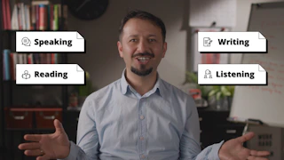 Sakallı ve bıyıklı bir adam kitap rafının önünde duruyor, ellerini teslimiyetle havaya kaldırmış. Üzerinde açık mavi bir gömlek var ve yüzünde hafif bir gülümseme görülüyor. Önündeki rafta siyah metinli beyaz bir işaret ve siyah bir yüzey üzerinde siyah bir daire var. Görüntü yakın açıdan çekilmiş ve adamın yüz hatları ve kıyafetleri hakkında ayrıntılı bilgi veriyor. Arka plan bulanıklaştırılarak adamın sahnedeki varlığı vurgulanmıştır. Görüntü teslimiyet ve potansiyel tehlike hissi uyandırıyor.