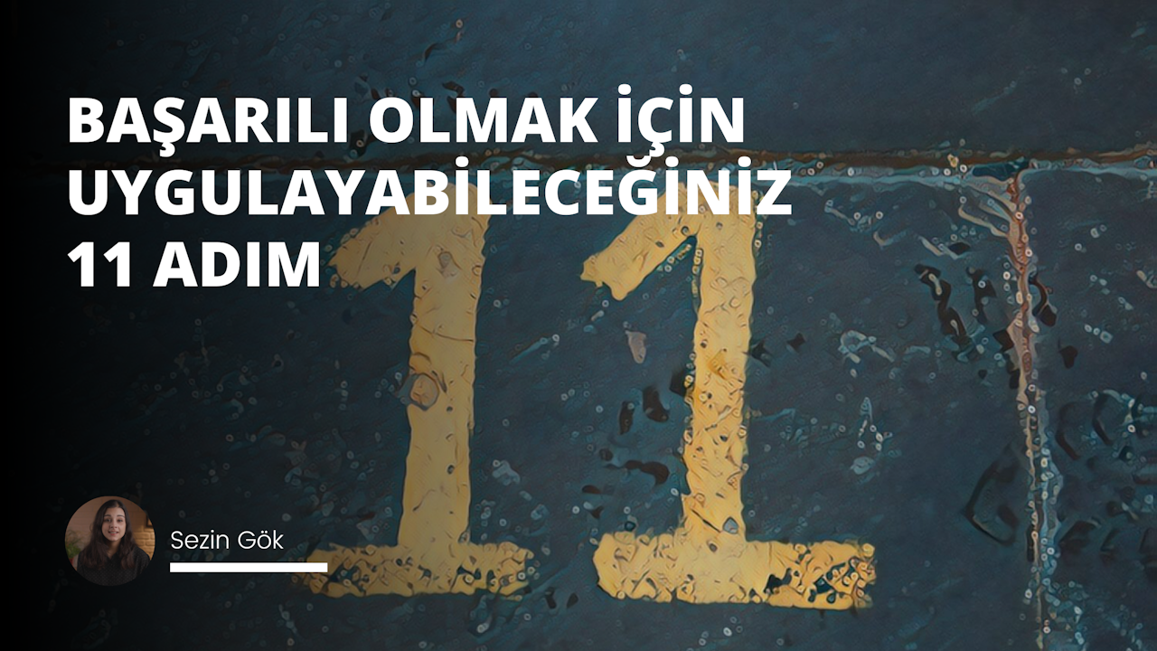 Mavi bir yüzey üzerinde sarı bir sayı gösterilir. Sayı tek bir rakamdan oluşmakta ve sarı bir çizgi ile çevrelenmektedir. Arka planda gülümseyen diş telli bir kadın var ve sağ alt köşede siyah bir yüzey üzerinde sarı bir çizgi görülüyor. Sarı sayı görüntünün merkezinde yer almakta ve ince sarı bir çizgiyle çerçevelenmiş kalın sarı bir çizgiyle çevrelenmektedir. Yüzey hafif dokulu bir görünüme sahip koyu mavidir. Görüntü parlak bir şekilde aydınlatılmıştır ve renkler canlıdır.