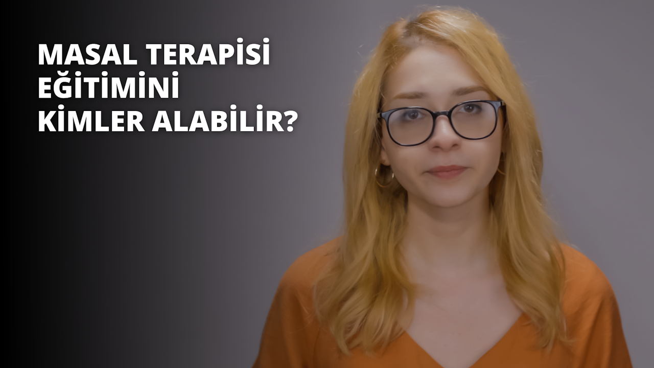 Gözlüklü ve parlak turuncu gömlekli bir kadın kameranın önünde durmaktadır. Gözlükleri siyah ve camları yuvarlaktır. Gözleri doğrudan kameraya bakıyor ve dudakları hafifçe ayrılmış. Saçlarını yüzünden geriye doğru çekmiş ve boynu açıkta. Gömleğinin üzerinde siyah bir arka plana karşı beyaz bir harf vardır. Arka planda beyaz metinli siyah beyaz bir tabela vardır. Gözleri, burnu ve gözlüklerinin yanı sıra dudakları ve boynu da yakından görülebiliyor. Kendinden emin, şık ve modaya uygun kıyafetiyle dünyayla yüzleşmeye hazır görünüyor.