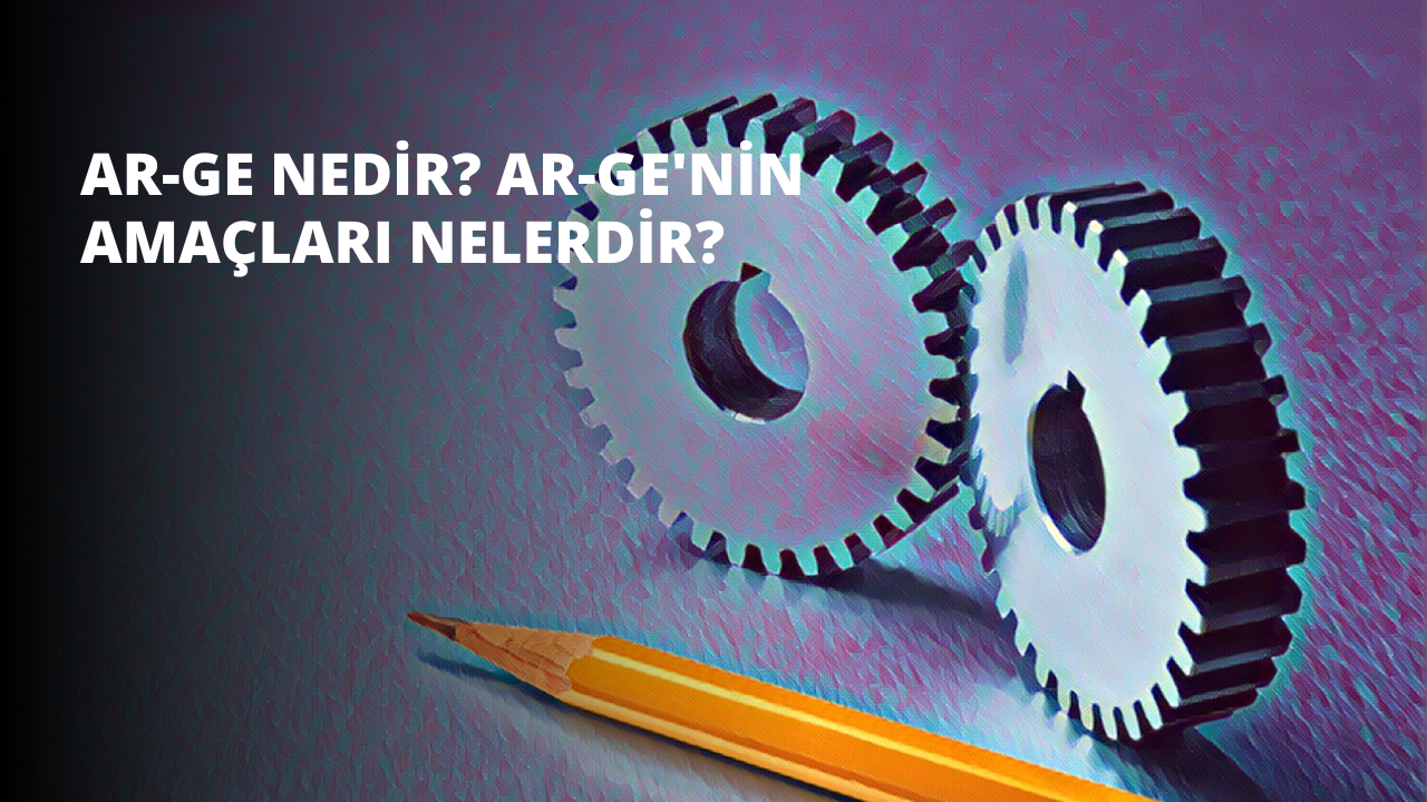 Bu görüntüde, sarı dikdörtgen bir nesne mor bir arka plan üzerine yerleştirilmiştir. Nesnenin solunda, bir dizi gümüş dişlinin yanında bir kurşun kalem görülüyor. Kalem, ucunda siyah renkli bir silgi bulunan ahşap bir şafttan oluşuyor. Dişliler, ortasında siyah bir daire bulunan dairesel bir şekle sahiptir. Nesne görüntünün merkezine yerleştirilmiş ve çerçevenin büyük bir bölümünü kaplıyor. Nesnenin ve çevresinin renkleri ilginç bir kontrast oluşturuyor ve dikkati nesneye çekiyor.